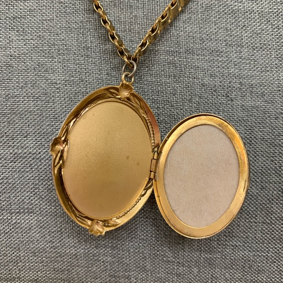 Vintage Victorian Revival Large Jet Black Cameo Locket on a Gold Tone Book Chain - Picture 3 of 8